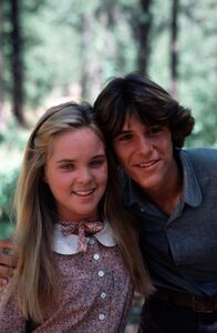 Unsere kleine Farm – Mary Ingalls (Melissa Sue Anderson, l.); John Sanderson (Radames Pera, r.)