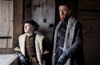 Becoming Elizabeth – ONE BECOMING ELIZABETH (STAFFEL 1, FOLGE 6), "Was nicht geheilt werden kann" Uhr. Edward VI (Oliver Zetterström, l.), Duke of Somerset (John Heffernan, r.)