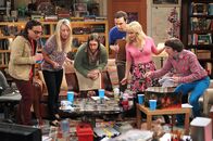 The Big Bang Theory – Als der Vegas-Trip von Bernadette (Melissa Rauch, 2.v.r), Penny (Kaley Cuoco, 2.v.l.) und Amy (Mayim Bialik, 3.v.l.) ausfällt, laden Howard (Simon Helberg, r.), Sheldon (Jim Parsons, 3.v.r.) und Leonard (Johnny Galecki, l.) sie zu einem "Dungeons & Dragons"-Spiel ein. Doch ist das wirklich eine gute Idee?