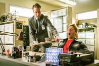 Limitless – Um Brians (Jake McDorman, r.) Sicherheit zu gewährleisten, bekommen Ike und Mike Verstärkung von Spike 3 (Stephen O'Reilly, l.) ...
