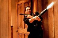 Eraser – U.S. Marshal John Kruger (Arnold Schwarzenegger) in Aktion.