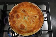 Zu Tisch ... – Leek Pie (Lauchkuchen) ist ein Klassiker der walisischen Küche. Die Zutaten: Lauch, Kartoffeln, Cheddar, Gewürze und Béchamelsoße unter einem Blätterteigmantel