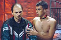 Darkroom – Lars (Bozidar Kocevski, li.) tötet zum Spaß, aber Alberto (Henry Morales, re.) kämpft ums Überleben.