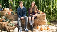 Life in Pieces – Heimliches Treffen im Mais-Labyrinth: Griffin Gluck als Aiden, Holly J. Barrett als Samantha Hughes