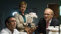 SOKO Stuttgart – Martina Seiffert (Astrid M. Fünderich), Michael Kaiser (Karl Kranzkowski, r.) und Jan Arnaud (Mike Zaka Sommerfeldt, l) fragen sich, wo "gebrauchte" Blutegel entsorgt werden.
