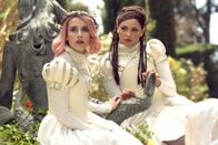 Paradise Hills – Uma (Emma Roberts, l.); Amarna (Eiza González, r.)