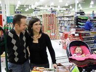 Couponing Extrem – Chris and Ashley at checkout.