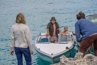 The Mallorca Files – Miranda (Elen Rhys, l.) und Max (Julian Looman, r.) sitzen auf der Insel fest. Doch plötzlich taucht ein anderes Boot auf – zwei Unbekannte (Michael Jibson, 2.v.l. und Caroline Sheen, 2.v.r.) steuern direkt auf sie zu.