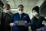 Die Beschatter – Die Beschatter Staffel 1 / Folge 2 Motiv 3 2022 Sein Idol scheint die gleichen Güetzli wie er zu mögen: Martin Butzke als Henning Eckberg, Dardan Sadik als Milan Gjokaj, Meryl Marty als Agotha Bayani Regie: Michael Steiner Produktion: Turnus Film AG Kamera: Pascal Walder Created by Simone Schmid, Francesco Rizzi
