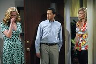 Two and a Half Men – Alan (Jon Cryer, M.) hat soeben die Beziehung mit Donna (Kimberly Quinn, l.) beendet, weil sie ihm zu langweilig geworden ist, als plötzlich Georgia (Sandra Dee Robinson, r.) in der Tür steht, die von Donna eigentlich für einen flotten Dreier bestellt wurde ...