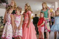 Little Miss Sunshine – „Du hast keine Chance, aber nutze sie!” Die kleine Olive (Abigail Breslin, 5.v.l.) steht mit ihrer Mutter Sheryl (Toni Collette, 6.v.l.) beim Schönheitswettbewerb an.