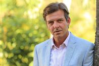 Death in Paradise – Elliot Taylor (Jason Hughes), der Bruder des Mordopfers, landet schnell auf Humphreys Liste der Verdächtigen. Hat der Hotelbesitzer tatsächlich seinen eigenen Bruder auf dem Gewissen?