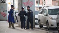 Ein perfekter Mord – A homeless man telling police about Sandra's body.