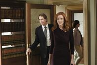 Desperate Housewives – Während die Freundinnen beschließen sich um Karen McCluskey zu kümmern, sodass sie zu Hause bei Roy sterben kann, läuft Brees (Marcia Cross, r.) Prozess immer schlechter. Doch Trip (Scott Bakula, l.) versucht alles, um ihre Unschuld zu beweisen ...
