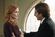 Desperate Housewives – Trip (Scott Bakula, r.) fleht Bree (Marcia Cross, l.) an, ihm endlich die Wahrheit darüber zu erzählen, was in der Nacht von Alejandros Tod passiert ist, da er nicht glaubt, ihren Fall ansonsten noch gewinnen zu können. Doch was wird Bree tun?