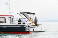 WaPo Bodensee – Nele Fehrenbach (Floriane Daniel, li.) und Paul Schott (Tim Wilde, 2.v.li.) stoppen das Schiff von Christian Reiter (Dietmar Mössmer, 2.v.re.) und Mario Brändle (Dietrich Adam, re.) auf dem Bodensee. Haben die ehemaligen Kunden Benjamin Murjahn und seine Frau entführt?