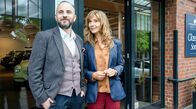Morden im Norden – Piet (Michael Krabbe, l.) und Silvana Sommer (Lea Fassbender, r.) führen ein Oldtimer Geschäft.