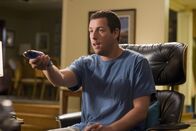 Klick – Durch die neue Universalfernbedienung hat der sonst so gestresste Michael (Adam Sandler) endlich mal wieder Zeit, sich in den Fernsehsessel zu setzen.