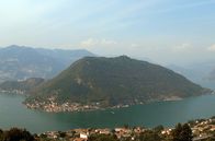 Inseln Italiens – Monte Isola liegt mitten im Iseo-See. Die autofreie Insel ist nur mit der Fähre zu erreichen und wurde als einer der schönsten Orte Italiens ausgezeichnet.