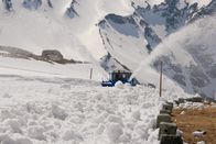 Urgewalten – Auf der Großglockner Hochalpenstraße nehmen die Eisbändiger den Kampf mit Schnee und Eis auf. Einer der höchsten Wege Österreichs ist am Ende des Winters unter meterhohem Schnee begraben. Für 48 Kilometer Straße haben die Männer 30 Tage lang Zeit - dann muss sie geräumt sein. Ein Wettlauf gegen die Elemente.
