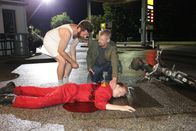 SOKO Wien – Major Max Herzog (Martin Gruber, r.) ist zum erschossenen Walter Riedl (Christoph Thim, liegend) geeilt, wo er auf Oliver "Öli" Michelberger (Heinz-Artur Boltuch, l.) trifft.