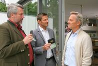 Die Rosenheim-Cops – Der Fall nimmt eine überraschende Wendung. Kommissar Hansen (Igor Jeftic, M.) und Stadler (Dieter Fischer, l.) erhalten von Kardiologe Rhein (Christian Heller, r.) einen wichtigen Hinweis.