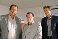 Die Rosenheim-Cops – Der Leiter der Seniorenresidenz, Klaus Niebrod (Wolfgang Pregler, m.), steht den Kommissaren Florian Prantl (Andreas Giebel, l.) und Sven Hansen (Igor Jeftic, r.) Rede und Antwort.