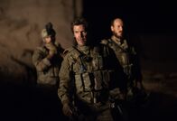 Sicario – Als Regierungsbeauftragter muss Matt (Josh Brolin, M.) den eskalierenden Drogenkrieg unter Kontrolle halten. Keine leichte Aufgabe, da Drogenboss Diaz nicht mit fairen Mitteln spielt ...