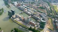 Der Rhein von oben – Von Stararchitekt Frank Gehry entworfene Häuser am Neuen Zollhof (Düsseldorf).