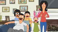 Bob's Burgers – Ein Sturm zwingt (v.l.n.r.) Tina, Bob, Gene, Louise und Linda dazu, sich in einem Strandhaus zu verstecken, doch als sie dann mit dem geheimnisvollen Besitzer des Hauses zusammen Schutz suchen müssen, wird der Sturm zu ihrer geringsten Sorge ...