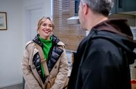 Sturm der Liebe – Greta (Laura Osswald, l.) ist angenehm überrascht vom Gentleman Miro (Pabo Sprungala, r.).; ARD STURM DER LIEBE FOLGE 4294 Uhr im ERSTEN. Greta (Laura Osswald, l.) ist angenehm überrascht vom Gentleman Miro (Pabo Sprungala, r.).