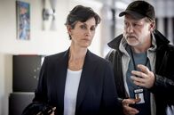 Kommissar Wisting – FBI-Agentin Maggie Griffin (Carrie-Anne Moss) bleibt durch Nils Hammer (Mads Ousdal) auf dem Laufenden.