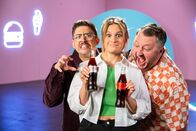 besseresser – Die besseresser gehen mit einer Show im Studio neue Wege. Lebensmittelexperte Sebastian Lege (r.) wird dabei unterstützt von Lilly Temme (M.) und Florian Reza (l.), den Gesichtern des YouTube-Kanals.
