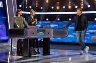 Quizduell-Olymp – Moderator Jörg Pilawa (r.) mit den Kandidatinnen des Teams "Supermodel": Dem Model Eva Padberg (l.) und dem Model Franziska Knuppe (2.v.l.).
