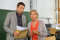 Die Rosenheim-Cops – Gegenüber Hansen (Igor Jeftic, l.) gibt Sander (Wookie Mayer, r.) zwar an, dass die Handschriften wertlos sind, doch der Kommissar spürt, dass die Dozentin nicht die Wahrheit sagt.