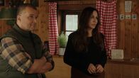 Frühling – Katja Baumann (Simone Thomalla) und Louis Keita (Nikolaus Okonkwo) wollen herausfinden, was hinter den seltsamen Vorkommnissen auf der Alm steckt.