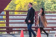 Elementary – Sherlock Holmes (Jonny Lee Miller, l.) und Joan Watson (Lucy Liu, r.) werden zu einem Tatort auf einer Brücke gerufen, wo eine junge Frau erschossen wurde. Für die beiden beginnt nun die Arbeit, den Mörder zu fassen ...