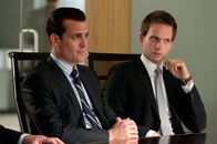 Suits – Im Fall um millionenschweren Insiderhandel steht viel auf dem Spiel und ein Verdacht bringt Harvey (Gabriel Macht, l.) und Mike (Patrick J. Adams, r.) auf eine neue Spur.