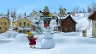 Snowsnaps' Winterspiele – Jonas hat so seine Mühe, dem Schneemann den Hut abzuwerfen