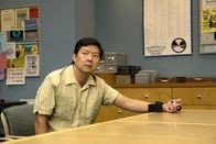 Community – Muss sich einem Lügendetektortest unterziehen: Chang (Ken Jeong) ...