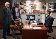 Last Man Standing – v.l.n.r.) Joe (Jay Leno); Chuck Larabee (Jonathan Adams); Kyle Anderson (Christoph Sanders)