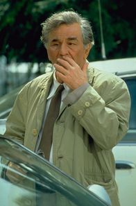 Columbo – Obwohl er auf den ersten Blick nicht so aussieht, ist Inspektor Columbo (Peter Falk) ein hochintelligenter, überaus gründlicher Kriminalist mit großer Erfahrung.