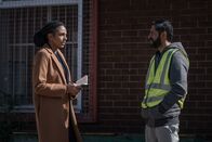 The Bay – Am Hafen befragt DS Jenn Townsend (Marsha Thomason) den Onkel des Opfers, Kareem Riaz (Ash Tandon). Dabei ist sie zunächst skeptisch, was seine Aussage angeht.