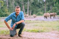 Faszination Erde – Dirk Steffens sitzt auf der Lichtung Dzanga Sangha in Zentralafrika, wo sich manchmal bis zu hundert Waldelefanten teffen. Wie sie den Weg finden und woher sie wissen, dass es dort besondere Mineralien gibt, stellt die Forschenden vor ein Rätsel.