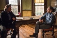 Elementary – Sherlock (Jonny Lee Miller) soll Firmenchef Edward Bornstein (Michael Chernus, l.) dabei helfen herauszufinden, wer seine Software gestohlen hat. Kurz darauf ist Bornstein tot ...