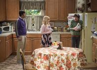 The Big Bang Theory – Zu Ehren von Mrs. Wolowitz organisieren Howard (Simon Helberg, r.), Bernadette (Melissa Rauch, M.) und Raj (Kunal Nayyar, l.) ein Essen für die Freunde ...