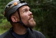 Notfälle hautnah – Jason Storie looking into the woods, with caving gear helmet on. (National Geographic/Jessica Burgess)