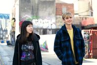 Alex Rider – Kyras (Marli Siu) Auftauchen rettet Alex (Otto Farrant) in letzter Sekunde. Mit ihrer Hilfe versucht er, den Code des neuen Spiels zu knacken, um das sich alles zu drehen scheint.