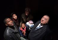 Der Dicke – v.l.n.r.) zu helfen, die illegal in Deutschland lebt. Als die Polizei wegen Diebstahls hinter dem kleinen Noah her ist, warnt Gregor Ehrenberg die Familie und versteckt sie erst einmal in einer Pension.
