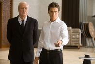 The Dark Knight – Müssen mitansehen, wie der Joker Gotham City in ein anarchisches Chaos stürzt: Bruce Wayne alias Batman (Christian Bale, r.) und Butler Alfred (Michael Caine, l.) ...